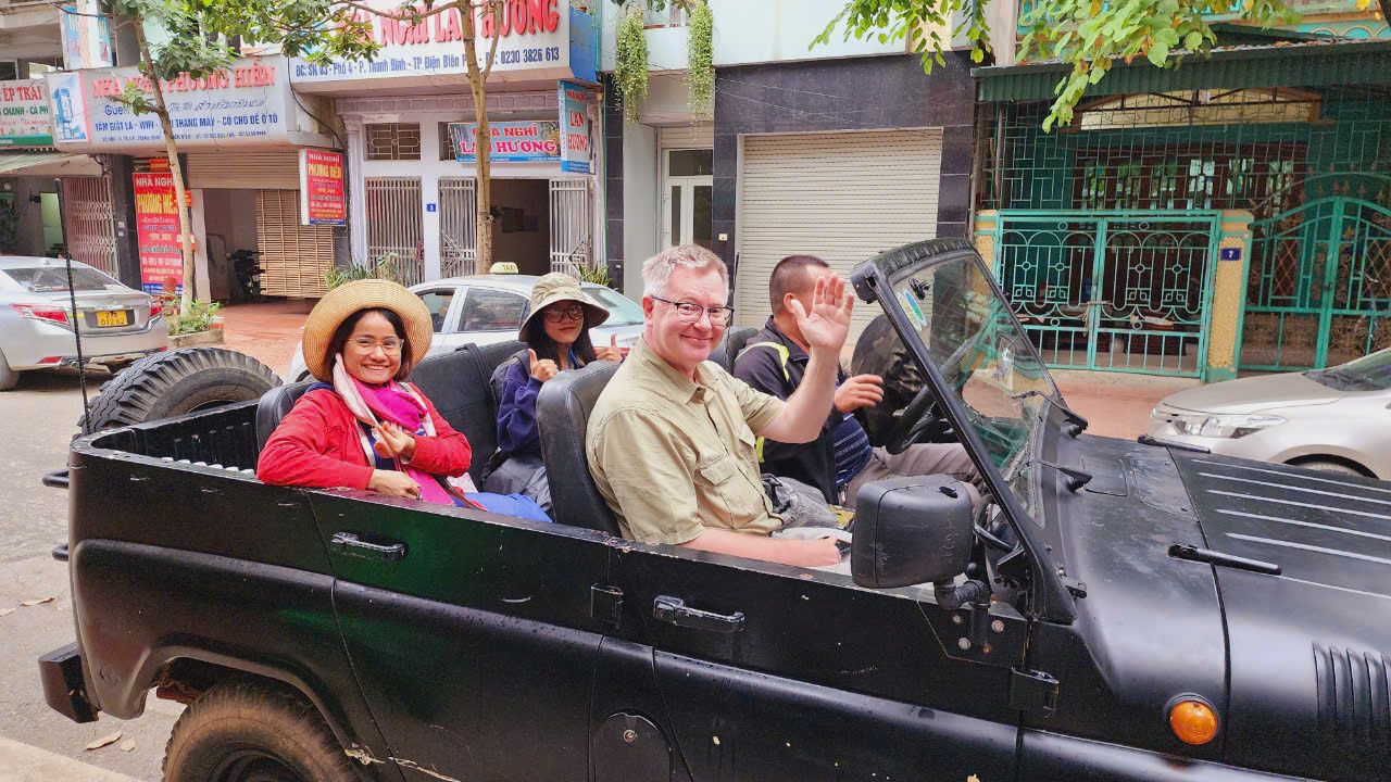 Khách trải nghiệm Jeep UAZ cùng Frontier tại Điện Biên