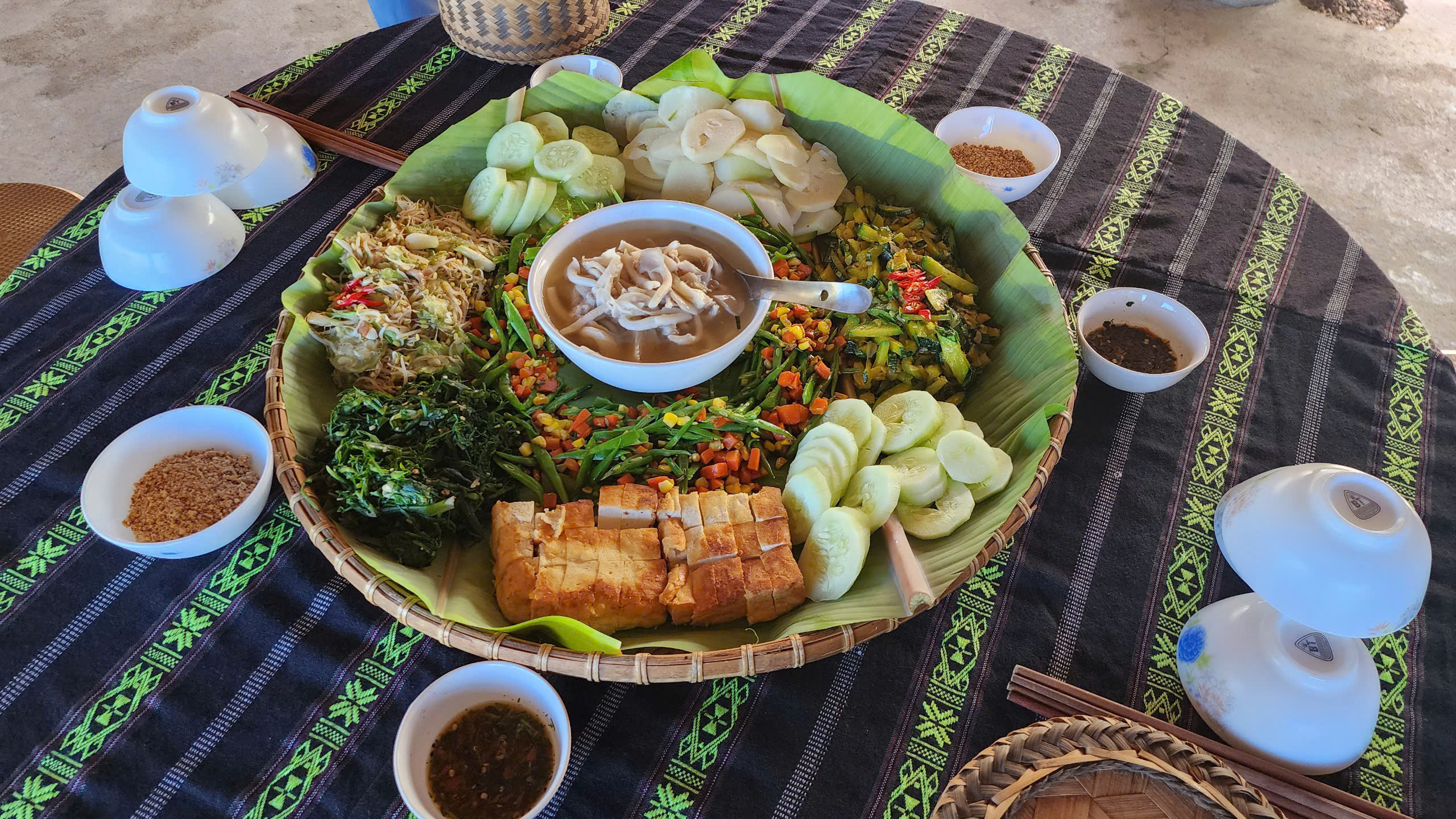 Mâm cơm địa phương trong trải nghiệm văn hóa Điện Biên